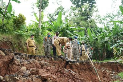 Bupati Batang Tinjau Jalan Amblas Penghubung Antar Desa