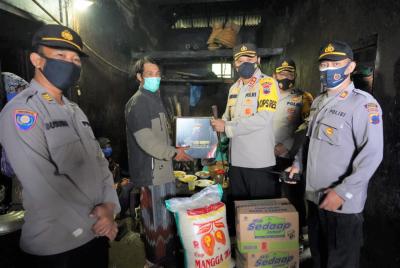 Kapolres Batang Berikan Paket Sembako Kepada Korban Longsor