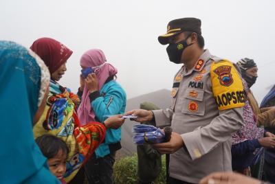 Kapolres Batang Bagikan Masker ke Warga Gerlang