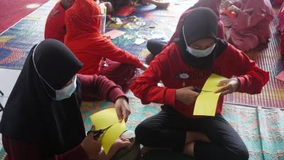 GUNTING KERTAS UNTUK MENULIS HANZI