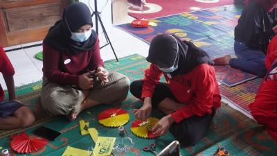 PASANG HURUF HANZI KE LAMPION