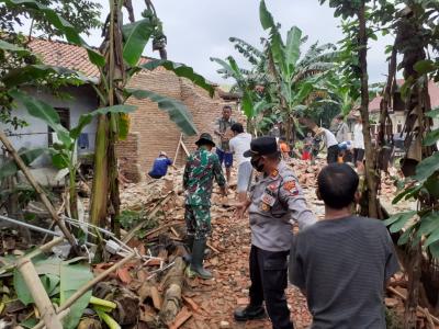 TNI dan Warga di Batang Bantu Bersihkan Rumah Roboh Akibat Hujan Deras
