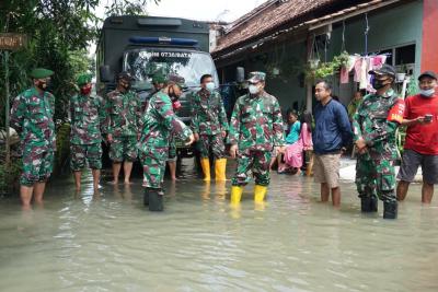 Banjir Kembali Melanda Desa Kalipucang Wetan, Dandim 0736/Batang Serahkan Bantuan