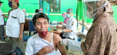 Vaksin Terbatas, Perangkat Desa Jalani Vaksinasi Bertahap