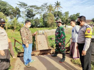 Jembatan Penghubung Dua Desa di Batang Terputus
