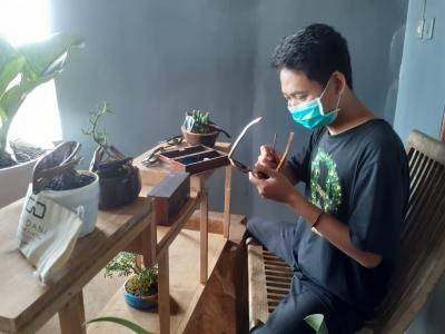 KACAMATA DARI KAYU JATI