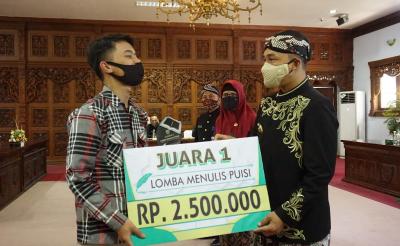 penyerahan-hadiah-lomba-menulis-puisi