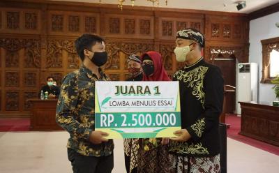 penyerahan-hadiah-lomba-menulis-esai