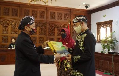 buku-antologi-puisi-dan-essai