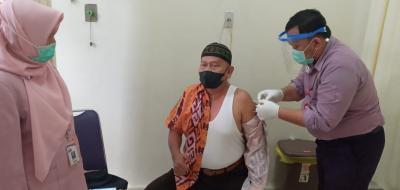 Vaksinasi Lansia Perlu Pendampingan Aparat