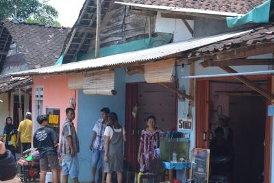 Penghuni Pangkalan Truk Banyuputih Mulai Bongkar Warung Sendiri  