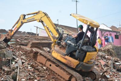 Petugas Bersihkan Lokasi Yang Akan Dijadikan Islamic Center