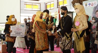 serahkan-hadiah