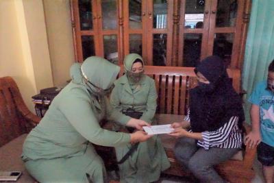 HUT ke-75, Persit KCK Batang Berikan Bantuan Warakawuri