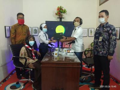 Bupati Batang Berikan Hadiah Laptop dan Gawai Kepada Pelajar Sekolah