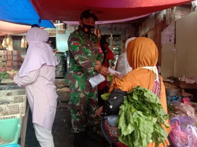 Babinsa Blado, Blusukan Bagikan Masker Gratis