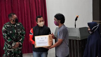 bupati-batang-berikan-bantuan-sembako