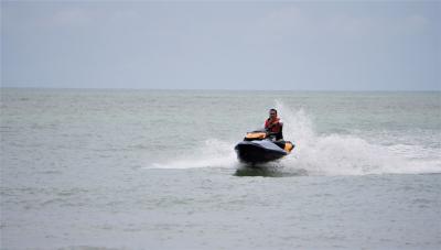 BERMAIN JETSKI 