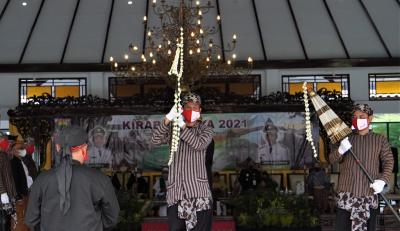 bawa-pusaka-tombak-abirawa