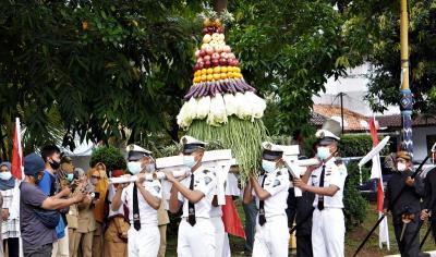 gunungan-hasil-bumi