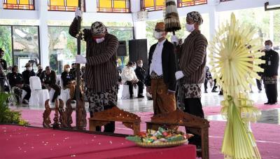 PELETAKAN TOMBAK ABIRAWA