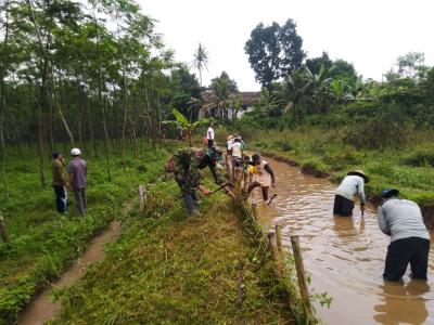 Dukung Kebutuhan Air Petani, Babinsa Bersihkan Saluran Irigasi