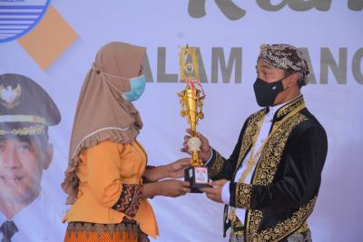 penghargaan-lomba-kebersihan-pedagang-shelter