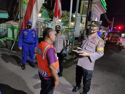 Selama Ramadan, Polres Batang Bagikan Makan Sahur