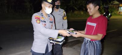Polres Batang Bagi 50 Nasi untuk Sahur di Bandar