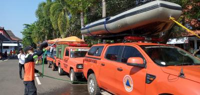 semprotkan-air-pada-perahu-karet
