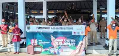 pukul-kentongan-tanda-kesiapsiagaan-bencana