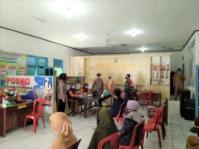 Babinsa Bersama Bhabinkantibmas Dampingi Vaksinasi Lansia