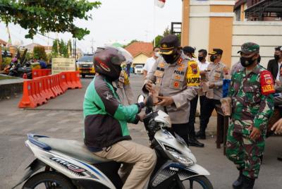 Polres dan Kodim Batang Bagikan Ratusan Takjil