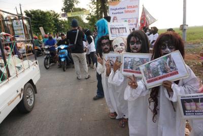 Pemuda Berkostum Hantu, Sosialisasikan Bahaya Petasan