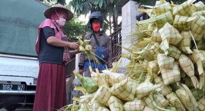 beli-selongsong-ketupat-jelang-idulfitri