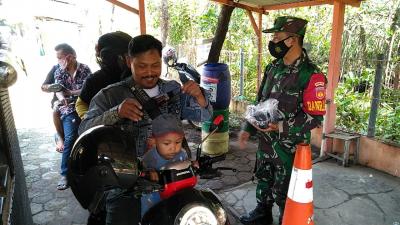 Tegakkan Prokes, Danramil Batang Bagikan Masker