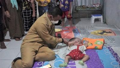 Bupati Batang Kunjungi Anak Penderita Hirdosefalus Dalam Program Tilik Warga