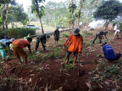 Jaga Kearifan Lokal, Koramil 13/Banyuputih Bersihkan Makam Sabuk Alu