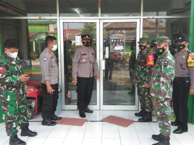 Ajak Patuhi Prokes, Polsek dan Koramil 10 Batang Pasang Pamflet