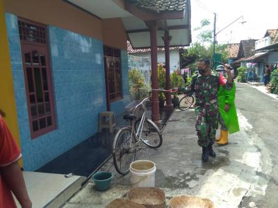 Babinsa Kembali Semprotkan Desinfektan di Desa Binaan