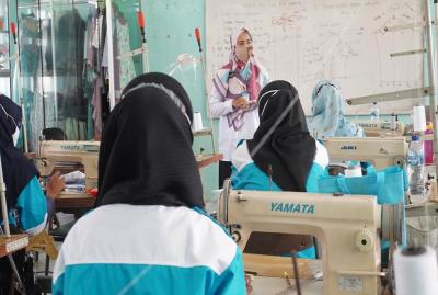 JELASKAN POLA PAKAIAN WANITA DEWASA