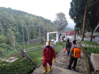 Babinsa Dan Bhabinkantibmas Kembang Langit Sterilisasi Covid-19