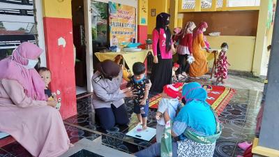 Peduli Kesehatan Anak, Bhabinkamtibmas Dringo Sambangi Posyandu