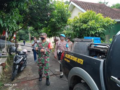 Petugas Gabungan Lakukan Penyemprotan Disinfektan