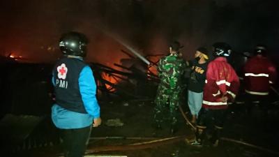 Tempat Penyulingan Minyak Daun Cengkih Hangus Terbakar