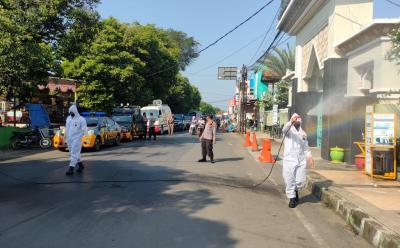 penyemprotan-disinfektan-kecamatan-zona-merah