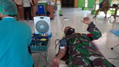 kekurangan-stok-koramil-banyuputih-sumbangkan-darah