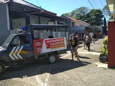 polres-batang-bersama-pwi-lakukan-penyemprotan-disinfektan