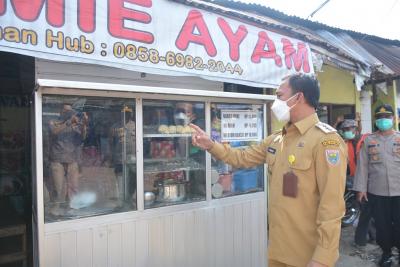 patuhi-protokol-kesehatan-bupati-batang-apresiasi-dengan-membeli-dagangannya-sesuai-modal
