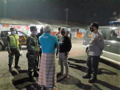 sinergi-tni-polri-bersama-pemdes-banyuputih-tegakkan-ppkm